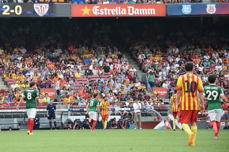 Lionel Messi em ação pelo FC Barcelona no Camp Nou