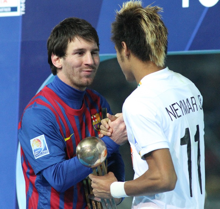 Neymar ainda jovem ao lado de Lionel Messi