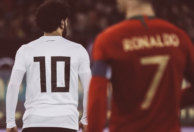 Mohamed Salah ao lado de Cristiano Ronaldo num jogo em 2018